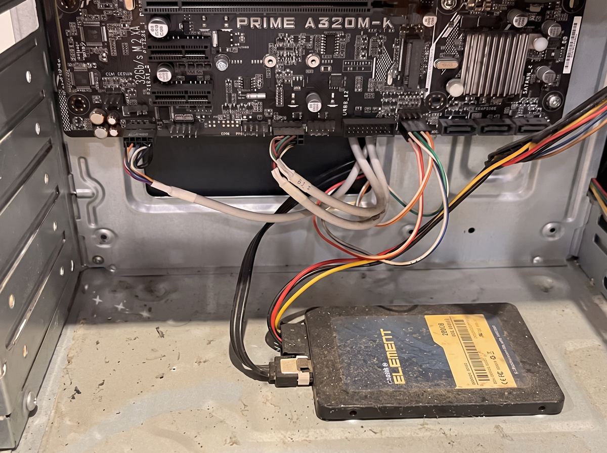 Verificación de conectores SATA del SSD