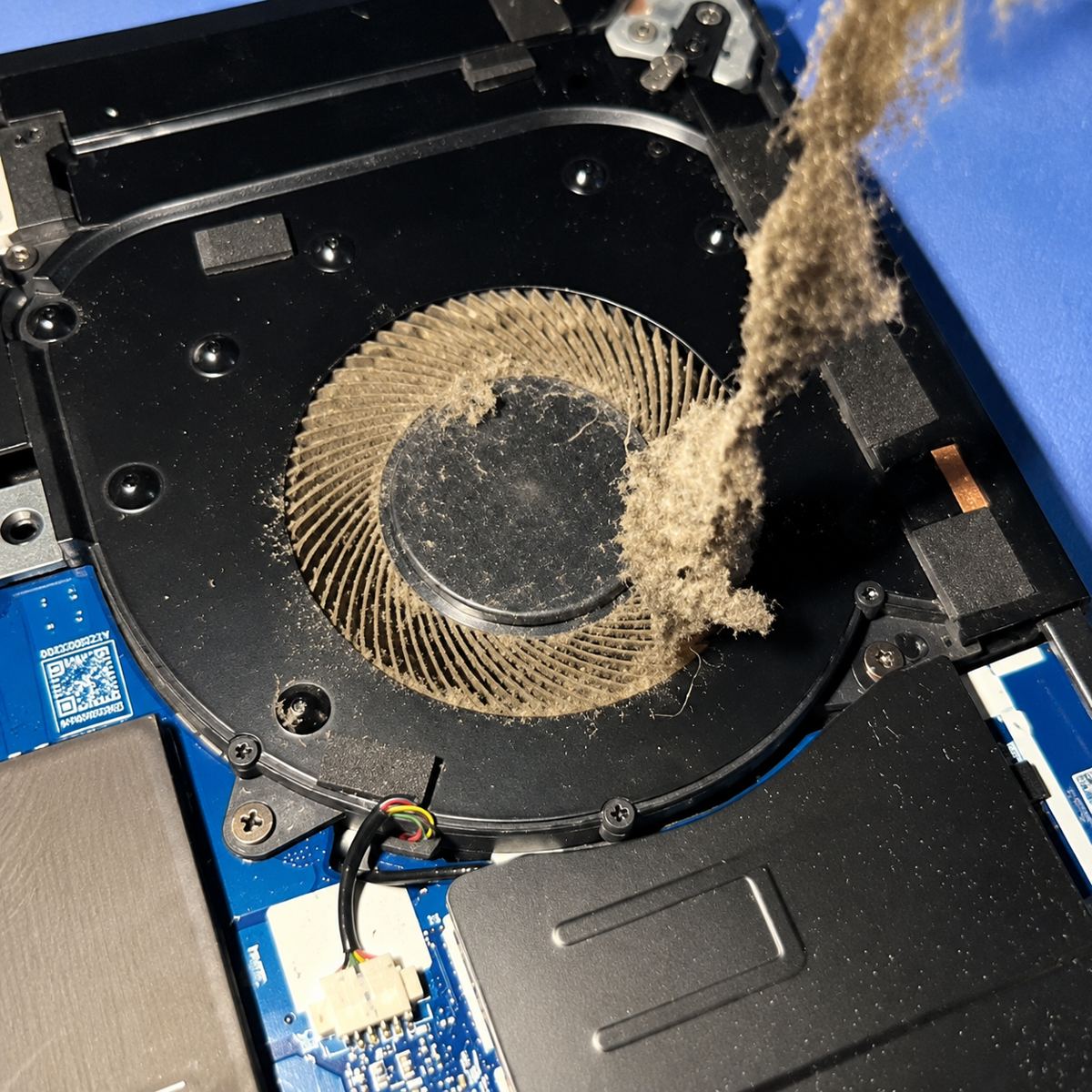 Acumulación extrema de polvo en el ventilador del procesador